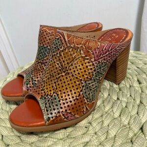 L’Artiste Spring Step Stylin Tan Floral Perforated Peep Toe Slip On Heel Mules